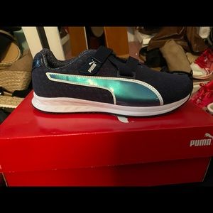 Puma sneakers. Womens